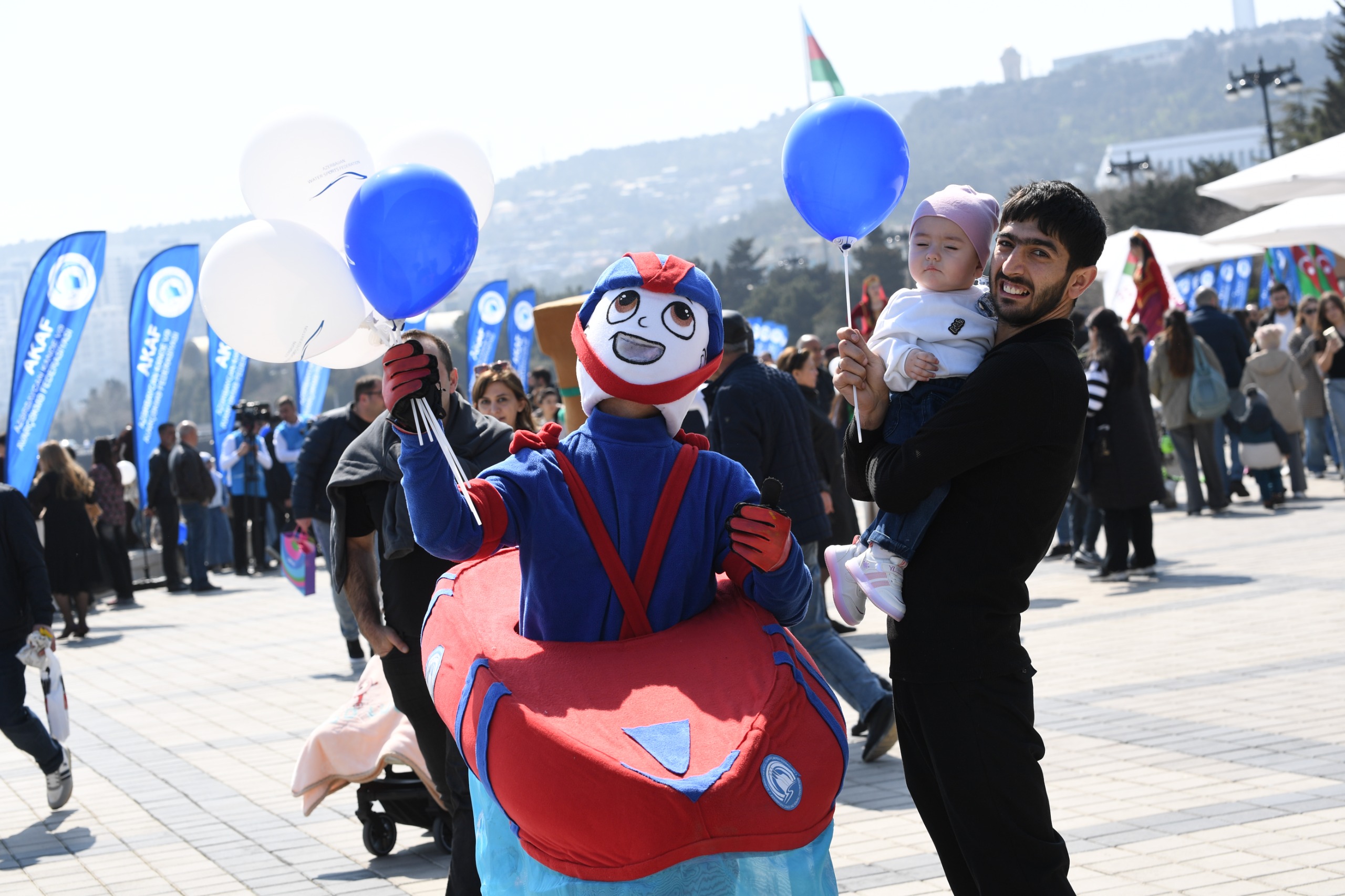 Bakıda Xəzərin suları avarçəkmə və yelkənli qayıqlarla bəzəndi (FOTO)